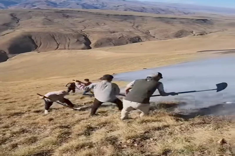 Bingöl’ün Karlıova ilçesinde yayla yangınına köylüler müdahale etti