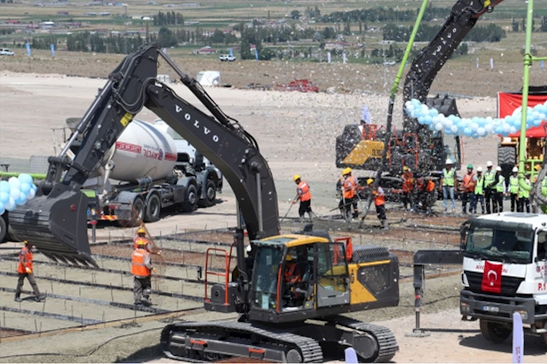 Türkiye Zengezur Koridoru için ilk kazmayı vurdu