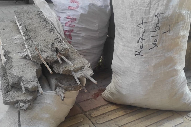 Kaldırıma bırakılan demir çubuklu molozlar küçük kızı yaraladı