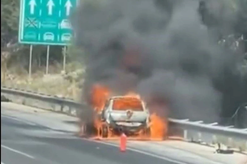 Otoyoldaki araç yangını ormana sıçradı: Müdahale sürüyor