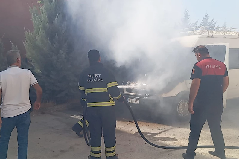 Siirt’te park halindeki minibüs alevlere teslim oldu