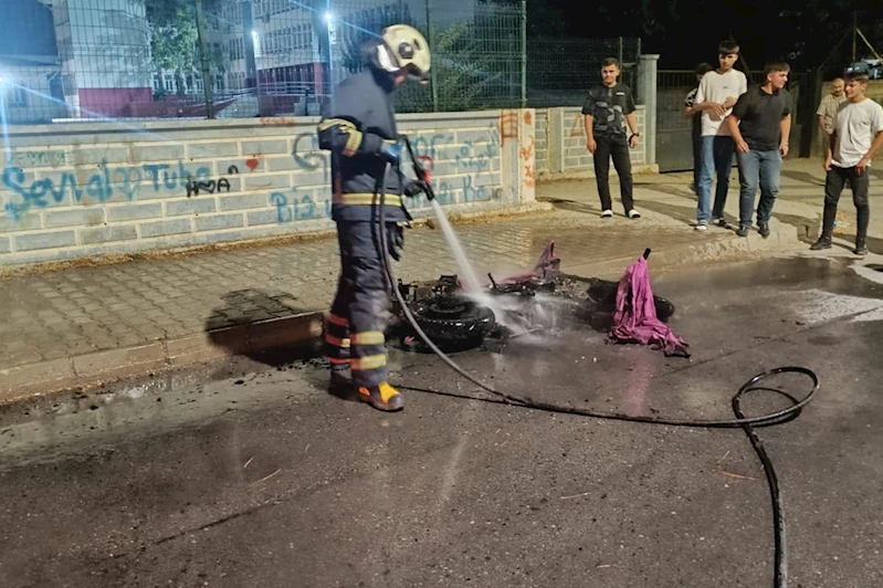 Sokak ortasında alev alan motosiklet hurdaya döndü