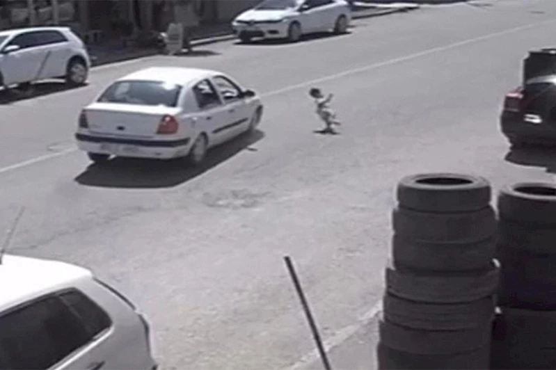 Şanlıurfa’da otomobilin çarptığı çocuk ağır yaralandı