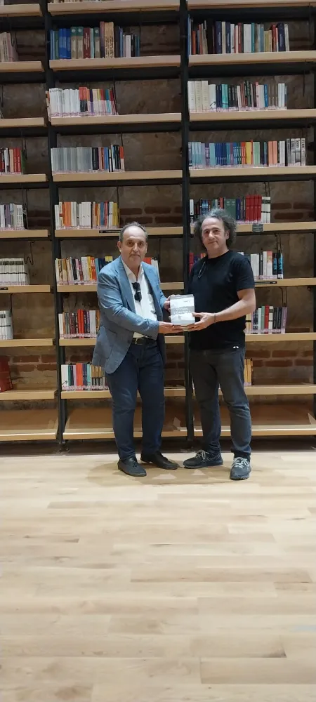 Yazar Etibar Həsənzadənin Vətən Uğrunda və digər kitabları İstanbul Rami Kütüphanesine təqdim edildi.