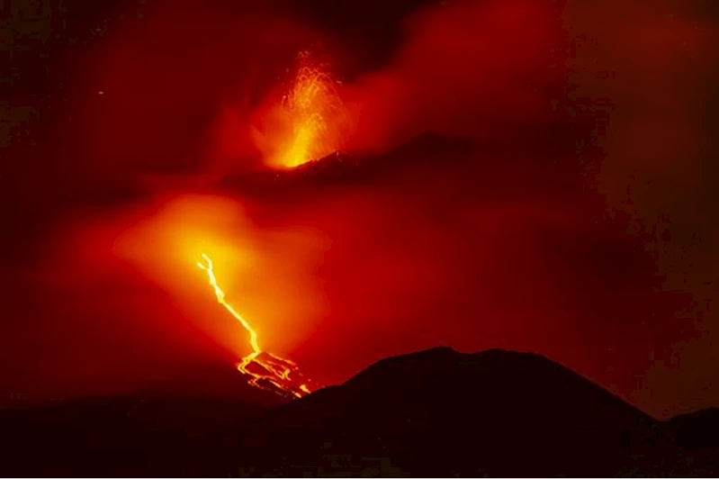 Etna Yanardağı’nda lav akışı sürüyor