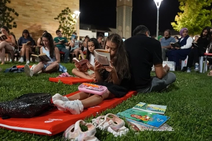 Kitapseverler sessiz okuma etkinliğinde bir araya geldi