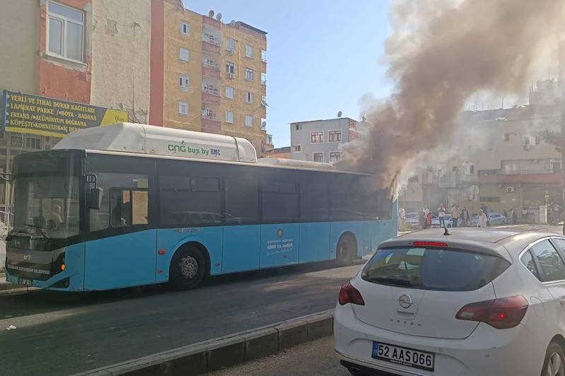 Diyarbakır’da belediye otobüsü alev alev yandı