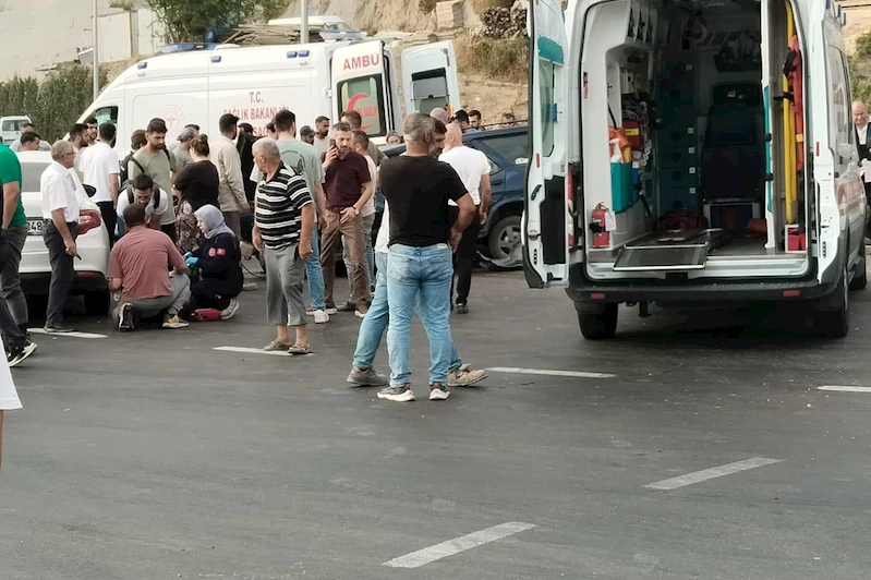 Servis minibüsü ile otomobil çarpıştı: 1’i ağır 4 yaralı