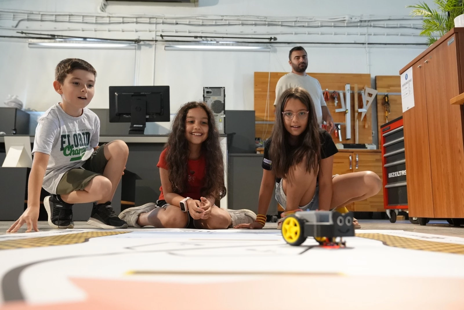 İzmirli çocuklar robotik dünyayla tanıştı