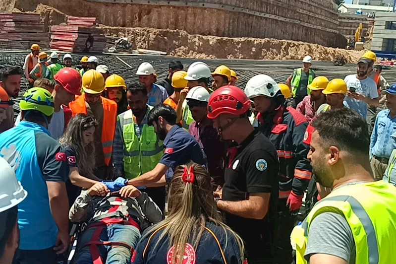 Şantiyede demir kalıp çöktü: Bir işçi yaralı