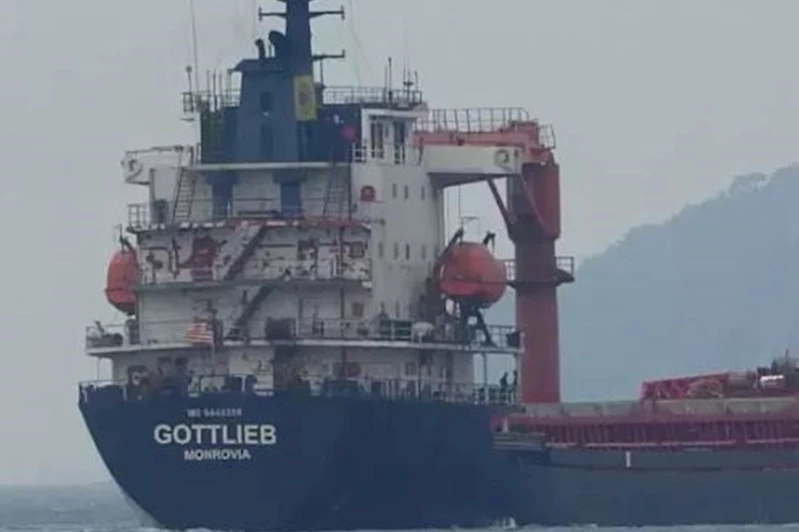 Çanakkale Boğazı’nda radar arızası yapan gemi limana çekildi