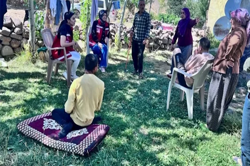 Bingöl’de evleri taranan engelli kardeşlere destek