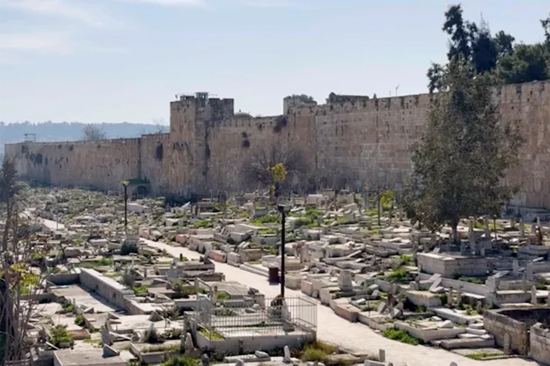 Yahudi çeteler, Mescid-i Aksa yanındaki Babürrahme Mezarlığı