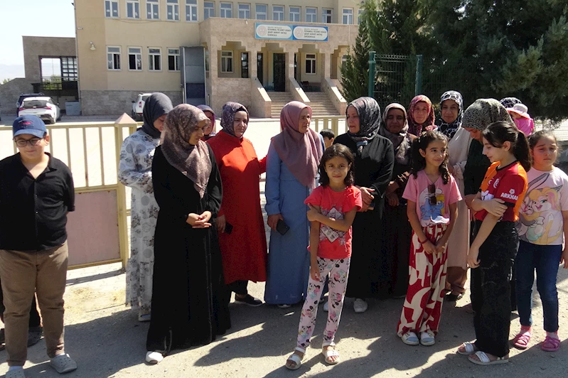 Okul servislerinin iptal edilmesine tepki gösteren veliler: Okul evlerimize uzak, çocuklarımızın sonu Narin Güran gibi olmasın!