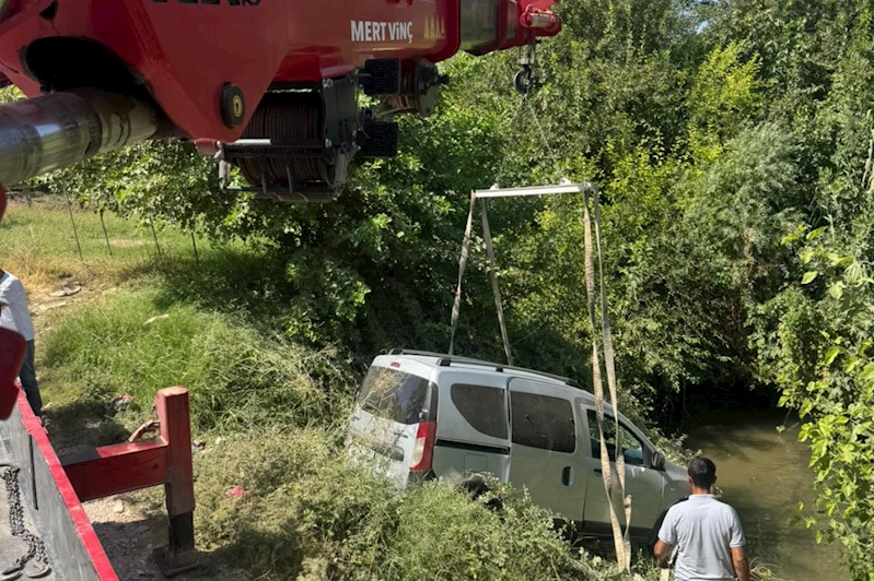 Mardin’de hafif ticari araç yol kenarına savruldu: 4 yaralı