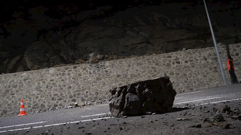 Artvin’de heyelan: Karadeniz sahil yolu trafiğe kapandı