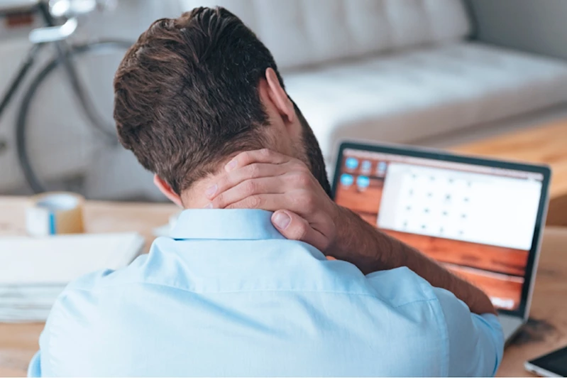 Teknoloji kullanımı, genç yaşta boyun fıtığı riskini artırıyor!