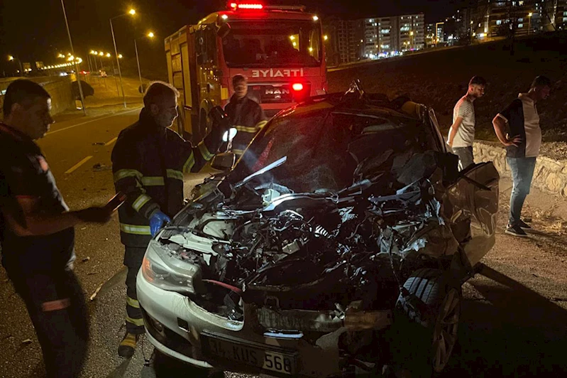 Batman’da bariyerlere çarpan otomobilde 1