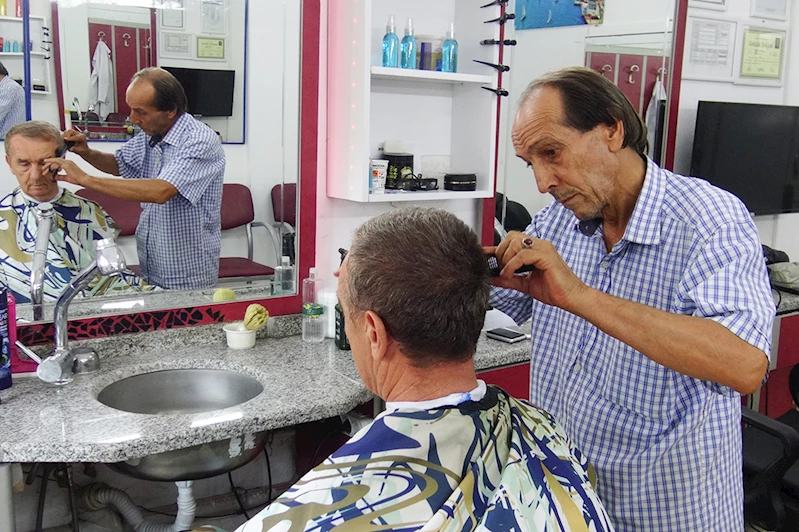 Yarım asırlık berber Ölmez, sabahın bereketine ve alın terinin kıymetine dikkat çekti