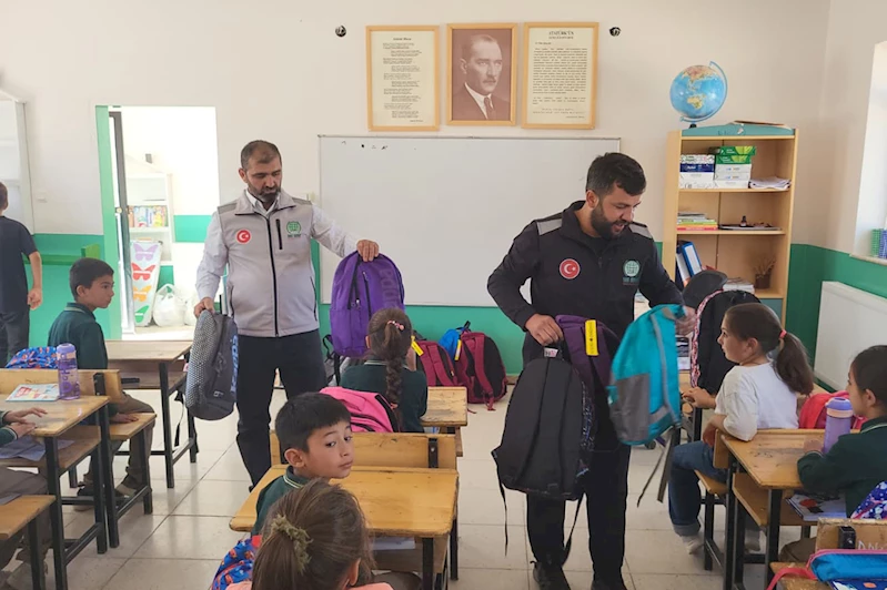 Umut Kervanı’ndan Van’da onlarca öğrenciye kırtasiye desteği