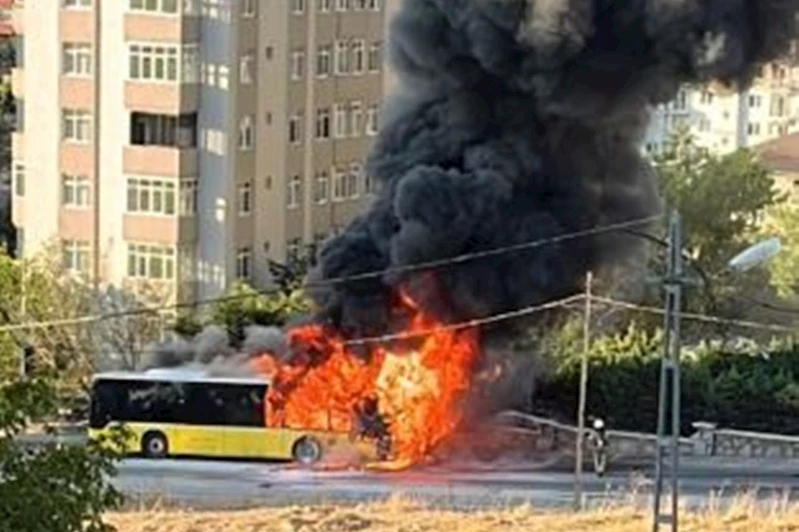 Ümraniye’de seyir halindeki İETT otobüsü alev aldı, faciadan dönüldü