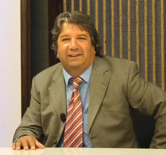 Sanki perdenin ardında birisi mi var ne?