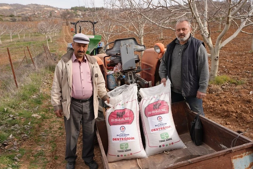Denizli Büyükşehir’den üreticiye gübre desteği