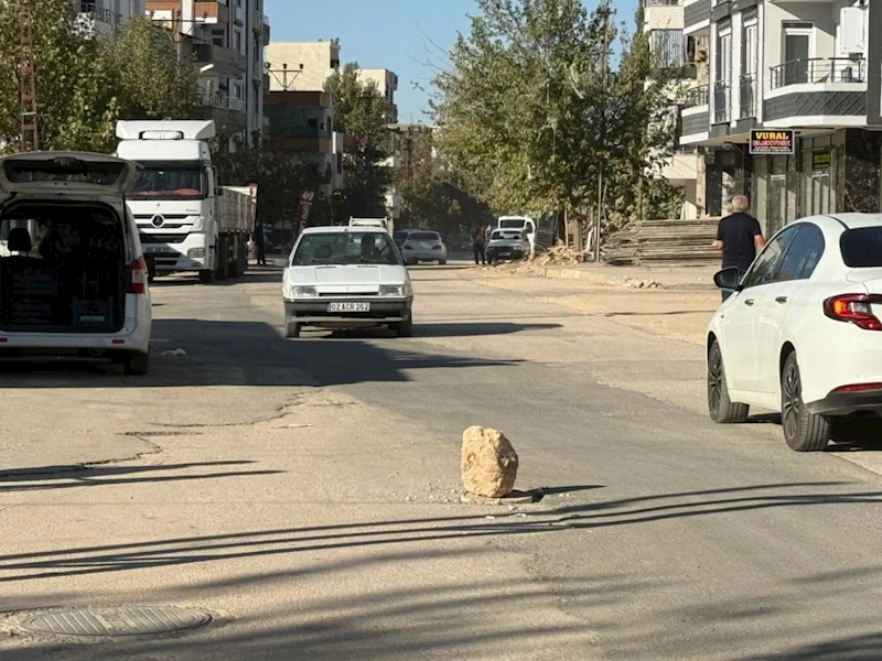 Siteler Mahallesi’nde yerinden çıkan rögar kapağı tehlike saçıyor: Vatandaşın çözümü şaşırttı  - Videolu Haber