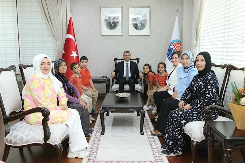 Mersin Valisi Toros, İlköğretim Haftası dolayısıyla öğrencileri kabul etti