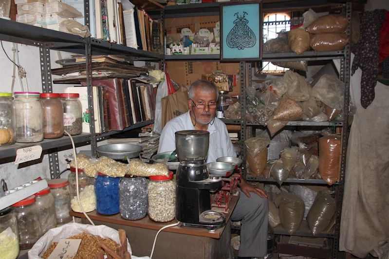 Emekli İmam Yağmurcu, 36 yıldır sürdürdüğü aktarcılıkla şifaya vesile oluyor