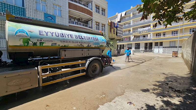 Geceyi gündüze katan temizlik ekibi, Eyyübiye