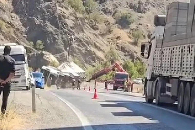  Siirt-Bitlis karayolunda tır devrildi: Yol trafiğe geçici olarak kapandı