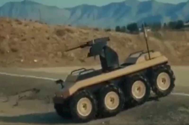 İran son model askeri robotunu tanıttı