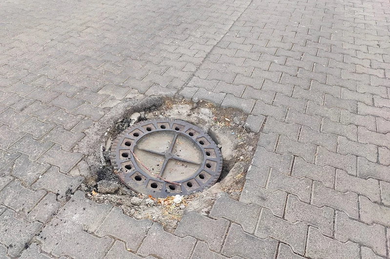 Bingöl’de kırılan kanalizasyon kapağı tehlike oluşturuyor