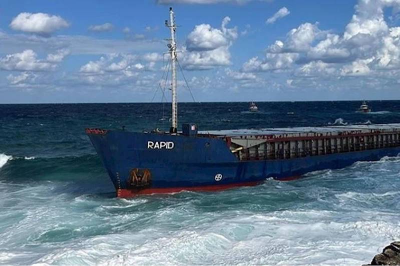 Kocaeli’de alçı yüklü gemi karaya oturdu