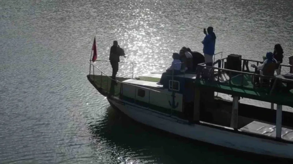 Tortum Gölü’nde Karadeniz Ezgileriyle Renkli Tur