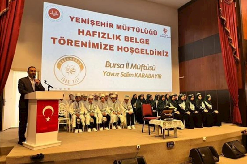 Bursa’da düzenlenen törenle 42 öğrenci hafızlık belgelerini aldı