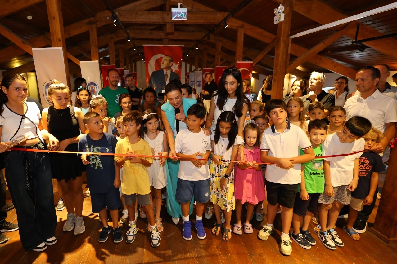 Efes Selçuk’ta barışın renkleri çocukların ellerinden yükseldi
