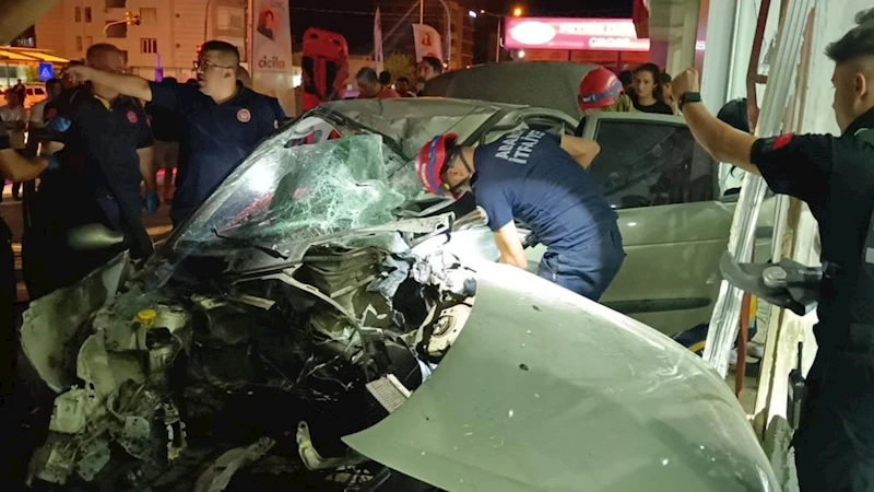Adana’da otomobil mobilya mağazasına girdi: 1 yaralı