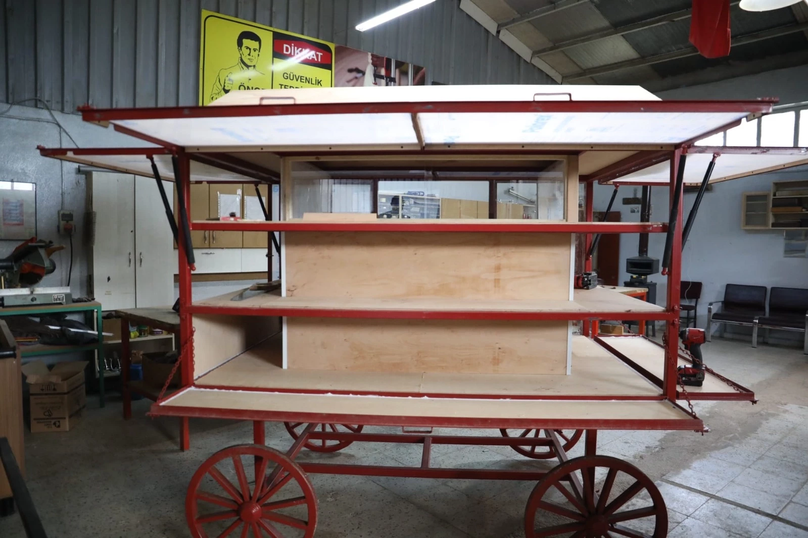 İzmit Belediyesi atölyeleri fabrika gibi