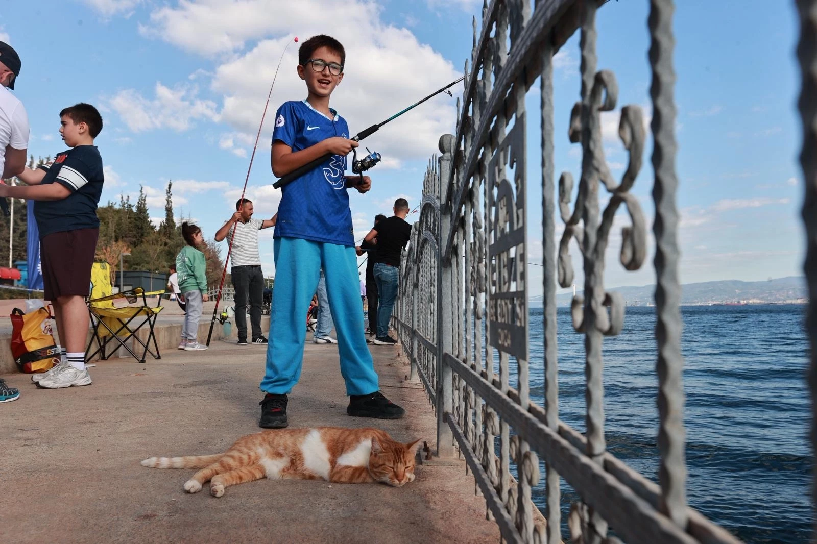 Eskihisar Sahili’nde baba-çocuk balık tuttular