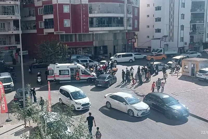 Siirt’te hastane önünde trafik kazası: Otomobilin çarptığı motosikletli yaralandı