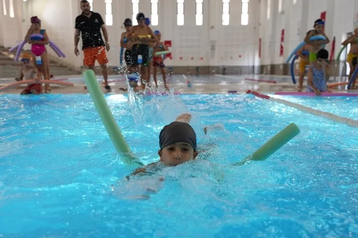 Denizli’de miniklere ücretsiz yüzme kursu