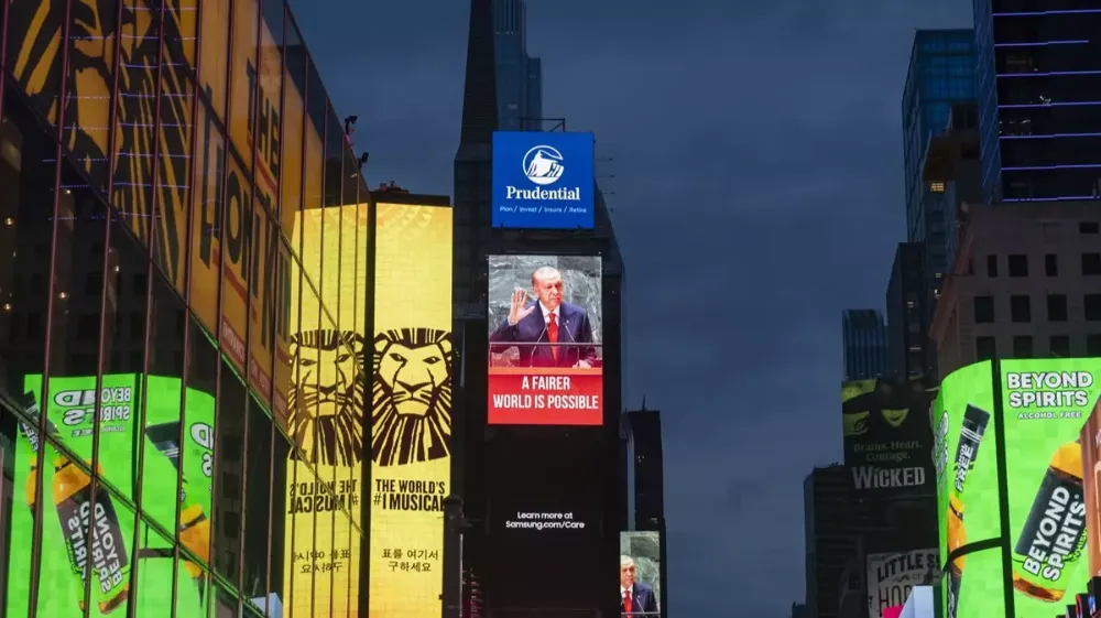 Cumhurbaşkanı Erdoğan’ın Dünya 5’ten büyüktür” sözü Times Meydanı’nda yansıtıldı