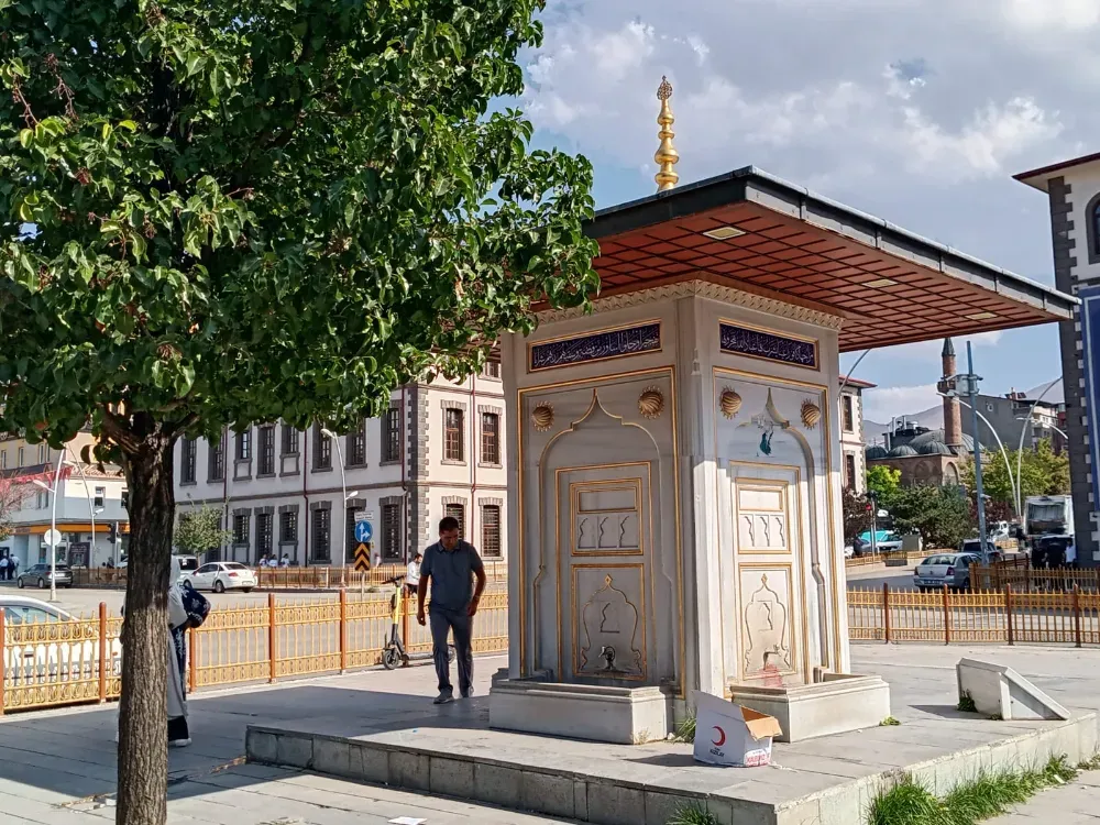 Ya bu “Ucube Çeşme”yi buradan kaldırın ya da bakıcı atayın!