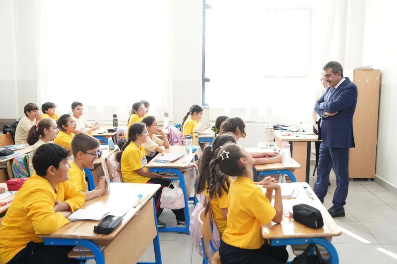 Bakan Tekin ortaokul öğrencilerine haber vermeden ziyaret gerçekleştirdi