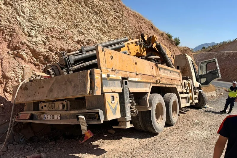 Kayalıklara çarpan araçta iki kişi yaralandı