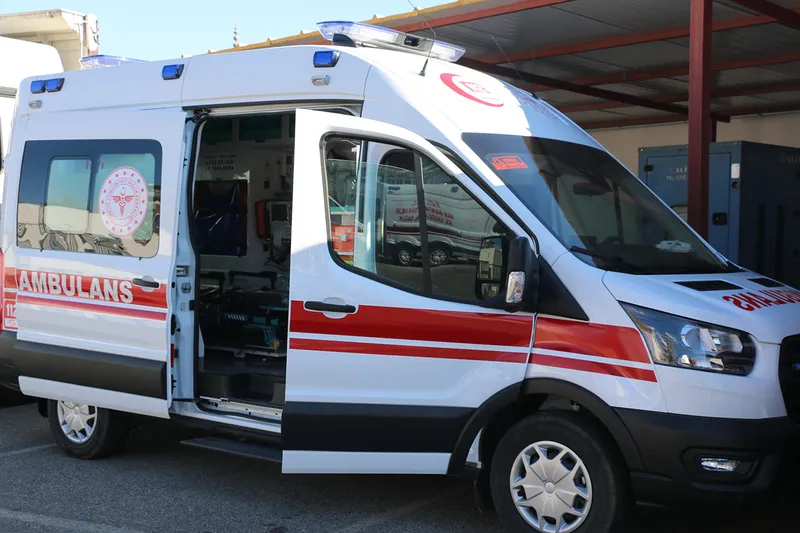 Otomobil su teknesine çarptı: Bir ölü bir yaralı