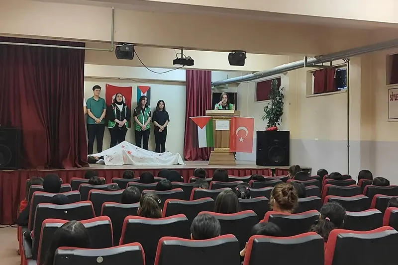 Gazi Anadolu Lisesi’nde “Mavi Kurdele” ile Gazze’ye duyarlılık