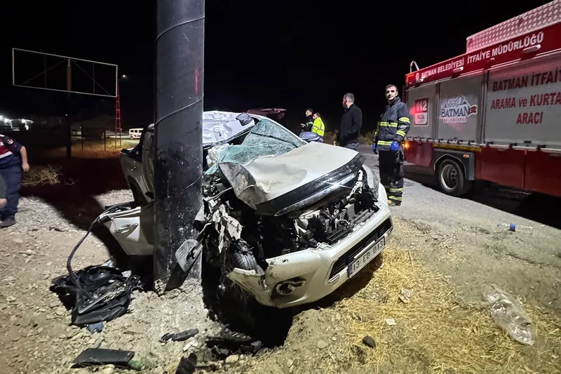 Hurdaya dönen araçtan sağ çıktılar!